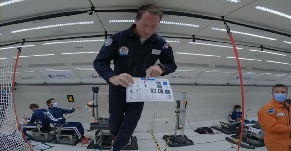 Thomas Pesquet, le célèbre astronaute français, parle de son métier à bord de l'Airbus Zéro G, en apesanteur avec un tableau de communication composé de pictogrammes ©DR